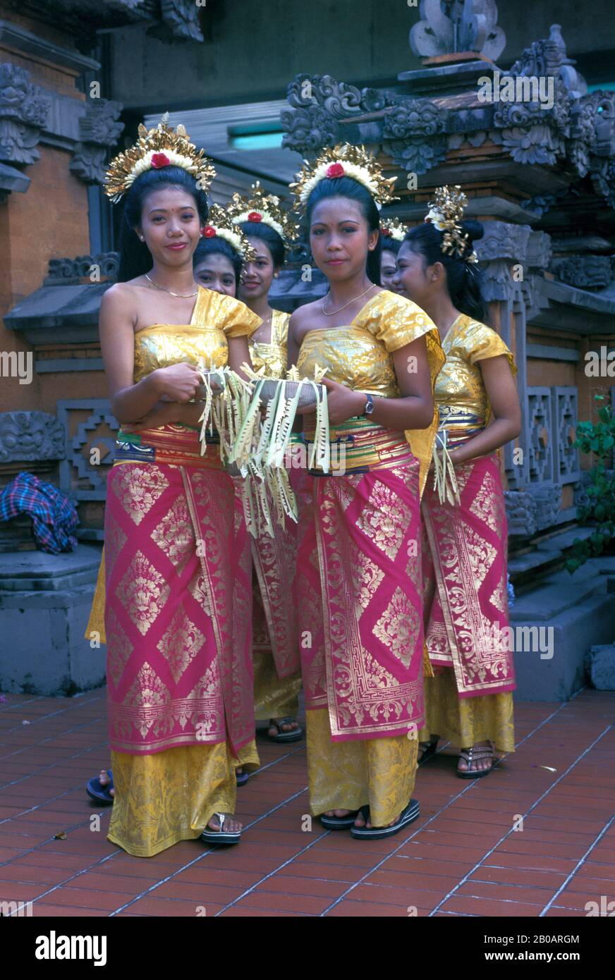 INDONESIEN, BALI, MÄDCHEN IM TRADITIONELLEN KLEID, WILLKOMMENSFEIER Stockfoto