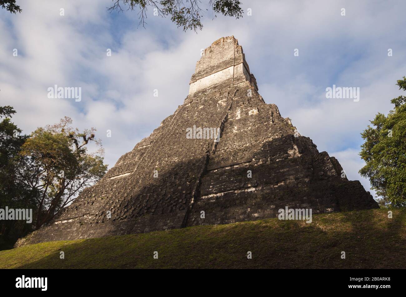 Guatemala, Tikal-Nationalpark, Gran Plaza, Templo II, Tempel Der Masken, 8. Chr.; UNESCO-Weltkulturerbe Stockfoto