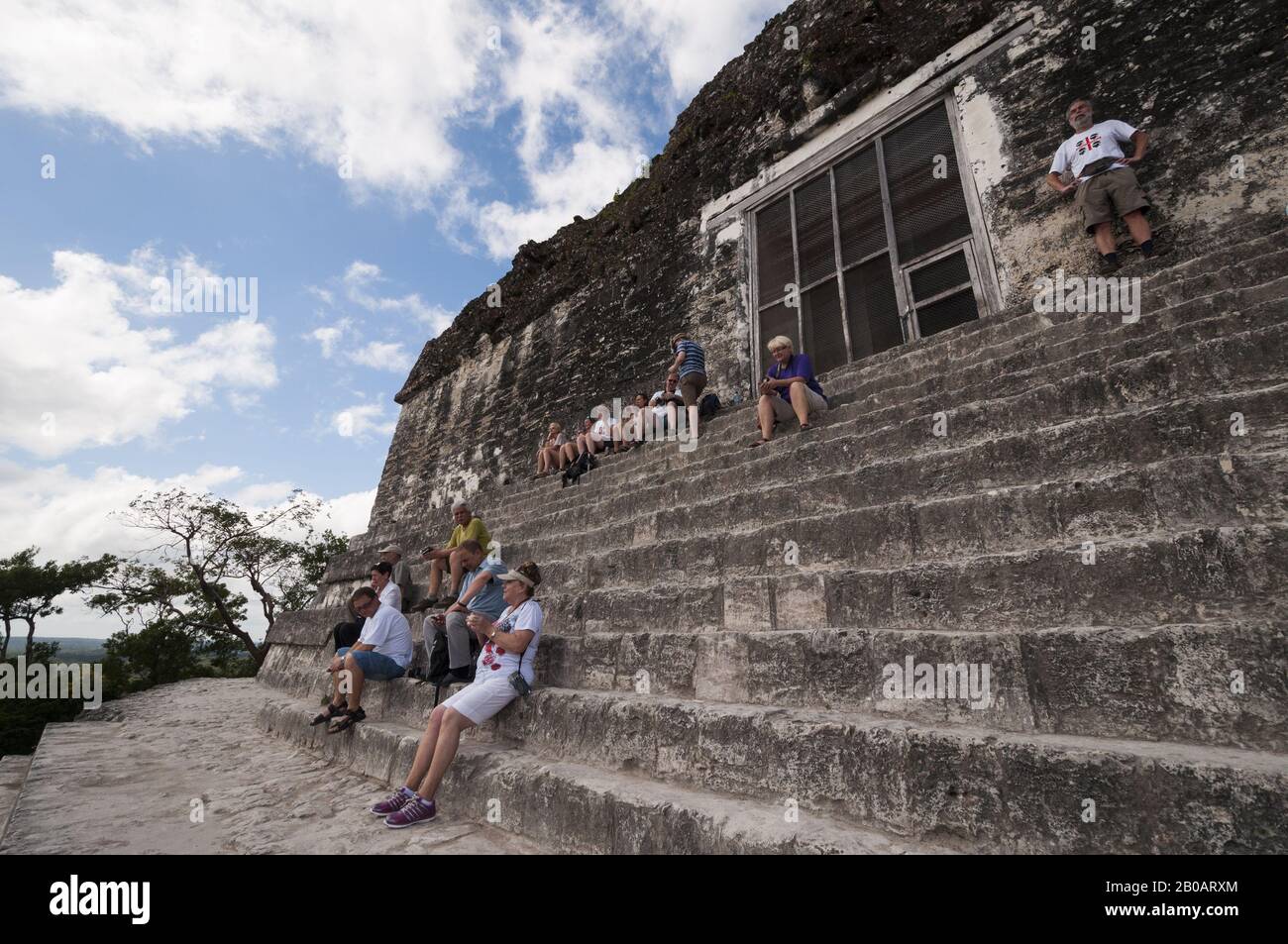 Guatemala, Tikal-Nationalpark, Templo IV, 741 AD, höchste Maya-Pyramide, Menschen auf Pyramidenstufen; UNESCO-Weltkulturerbe Stockfoto
