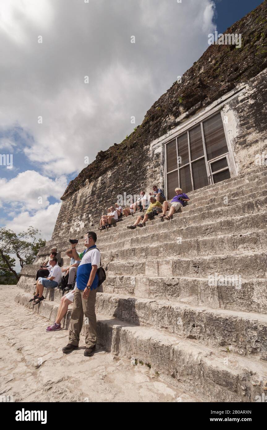 Guatemala, Tikal-Nationalpark, Templo IV, 741 AD, höchste Maya-Pyramide, Menschen auf Pyramidenstufen; UNESCO-Weltkulturerbe Stockfoto