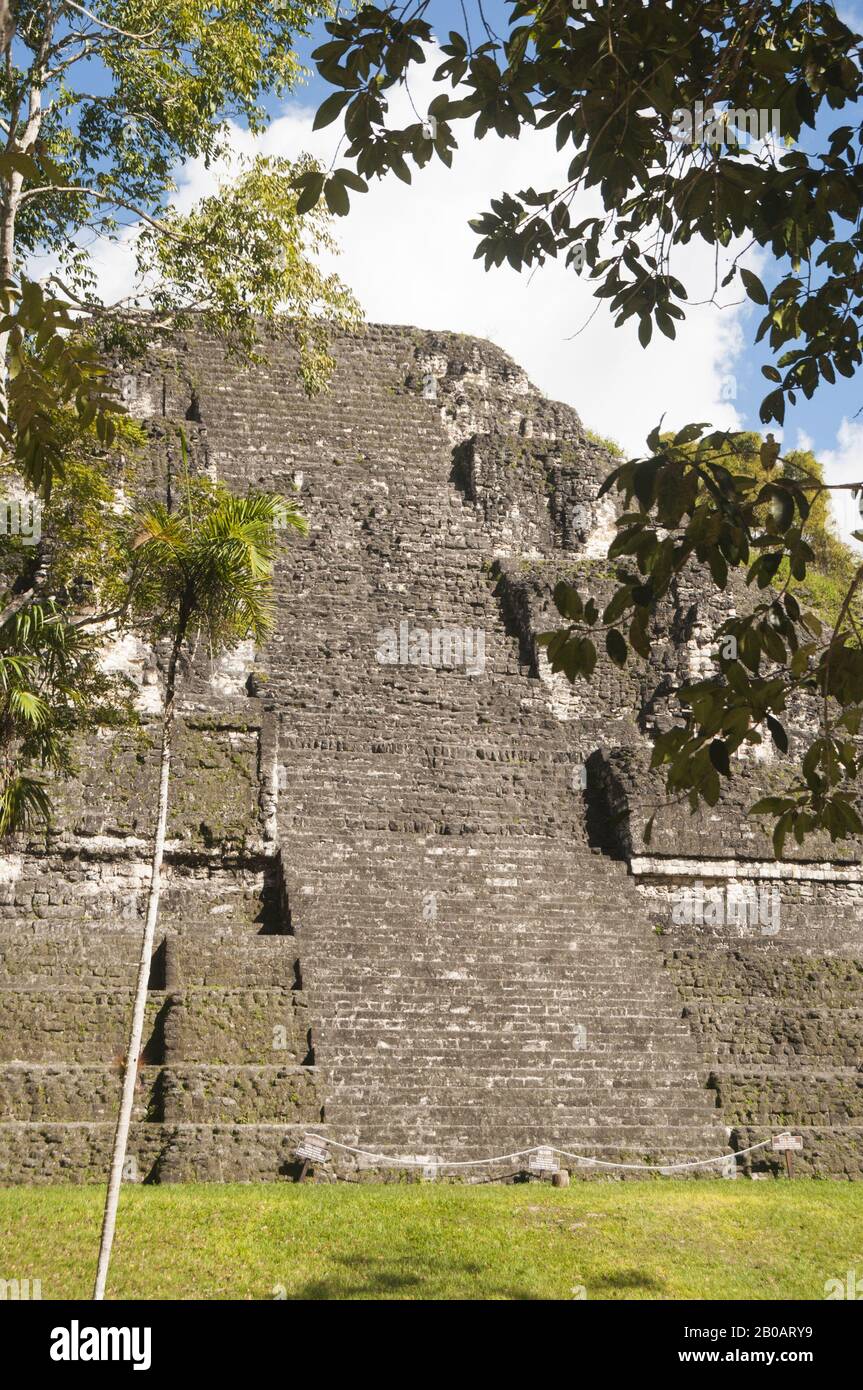 Guatemala, Tikal-Nationalpark, Mundo Perdido, Verlorene Weltpyramide, 700 v. Chr., älteste in Tikal, Talud-Tablero-Architektur; UNESCO-Weltkulturerbe Stockfoto