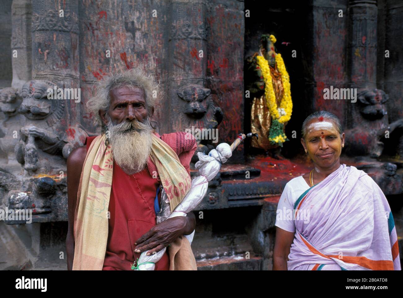 INDIEN, TUTICORIN/MADURAI, MEENAKSHI-TEMPEL, HINDU, ENTWORFEN 1560, PILGER AM SCHREIN Stockfoto