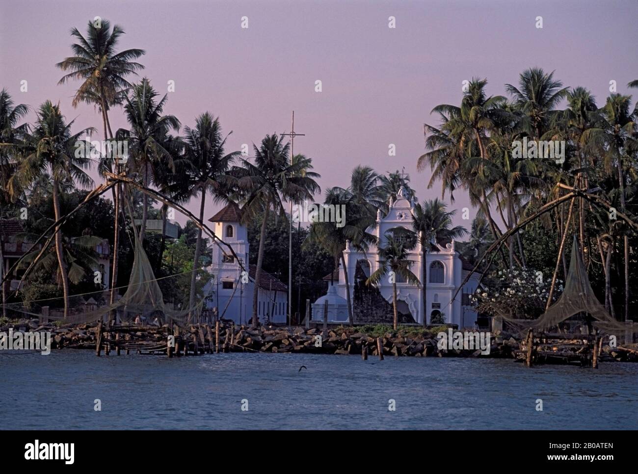 INDIEN, COCHIN, BUCHT, BLICK AUF DIE VON PORTUGIESEN ERBAUTE KOLONIALKIRCHE, CHINESISCHES FISCHERNNETZ Stockfoto