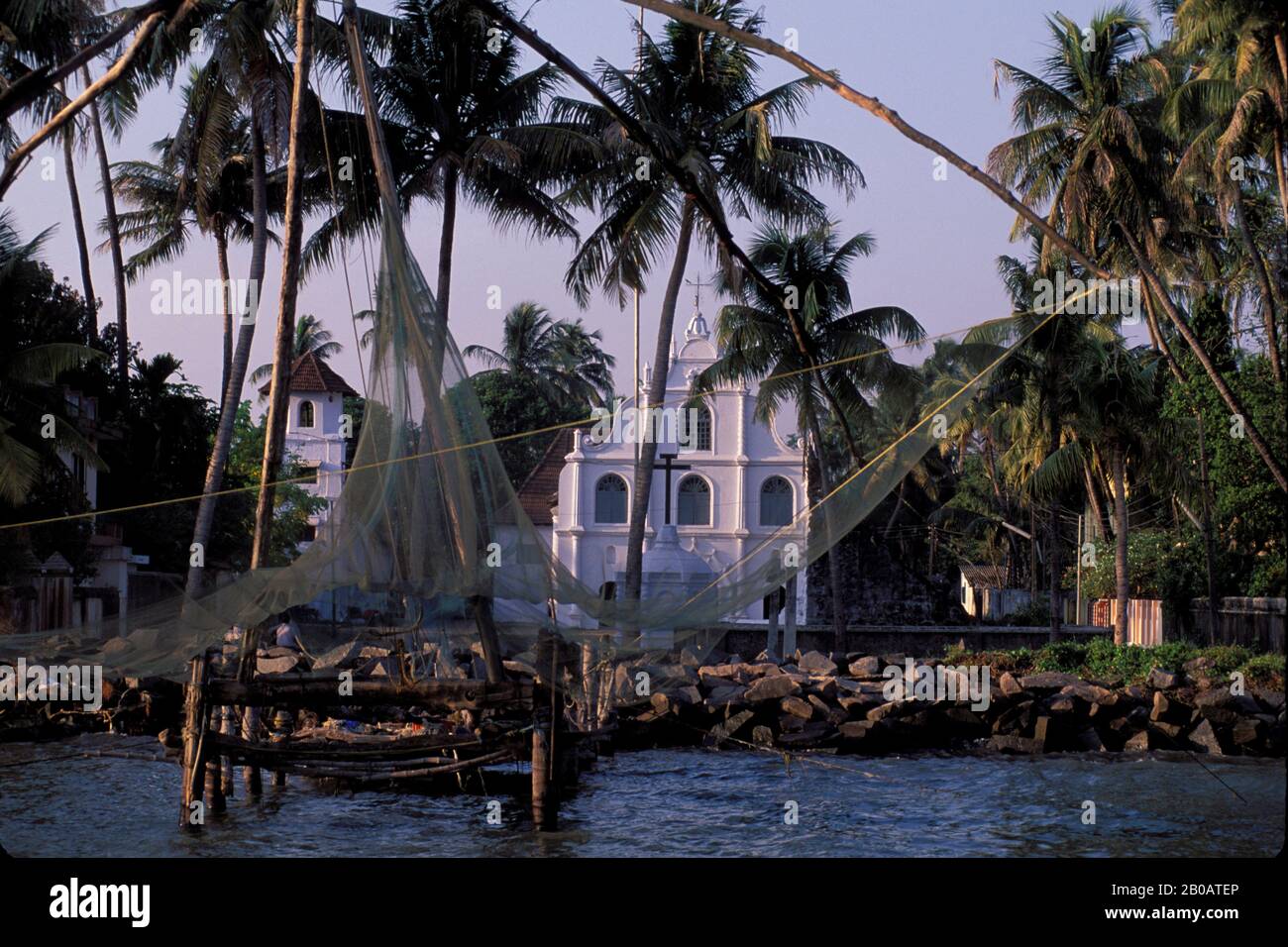 INDIEN, COCHIN, BUCHT, BLICK AUF DIE VON PORTUGIESEN ERBAUTE KOLONIALKIRCHE, CHINESISCHES FISCHERNNETZ Stockfoto