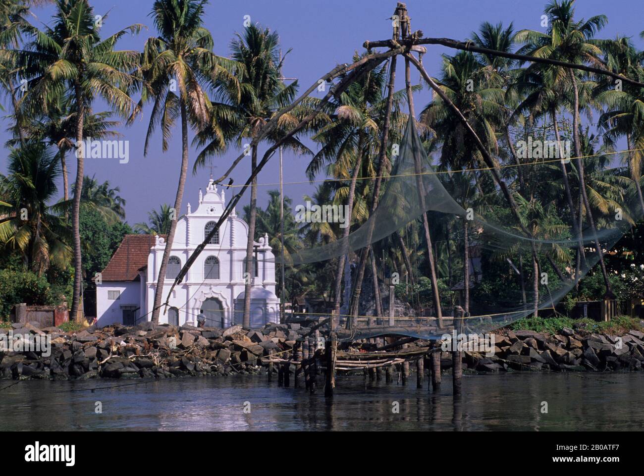 30063753-309 INDIEN, COCHIN, BUCHT, BLICK AUF DIE VON PORTUGIESEN ERBAUTE KOLONIALKIRCHE, CHINESISCHES FISCHERNNETZ Stockfoto