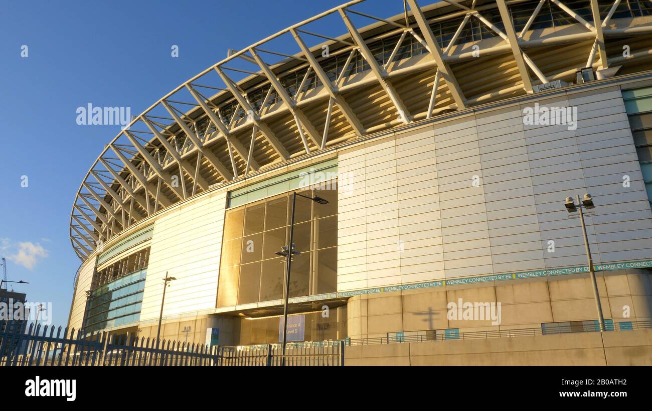 Wembley-Stadion in London bei Sonnenuntergang - LONDON, ENGLAND - 10. DEZEMBER 2019 Stockfoto