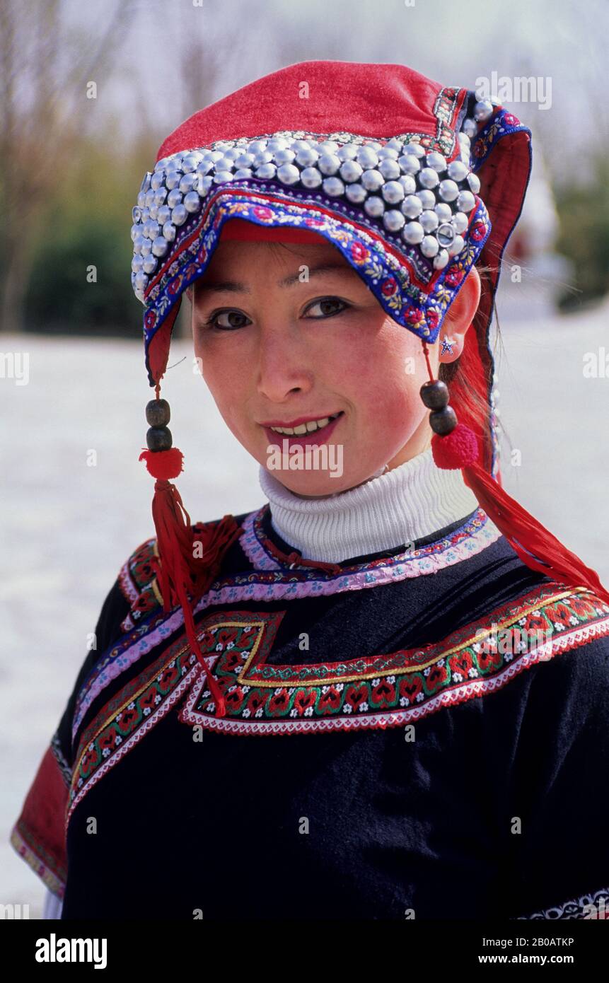 CHINA, PEKING, CHINESISCHER ETHNISCHER KULTURPARK, PORTRÄT DES YI-MÄDCHENS Stockfoto