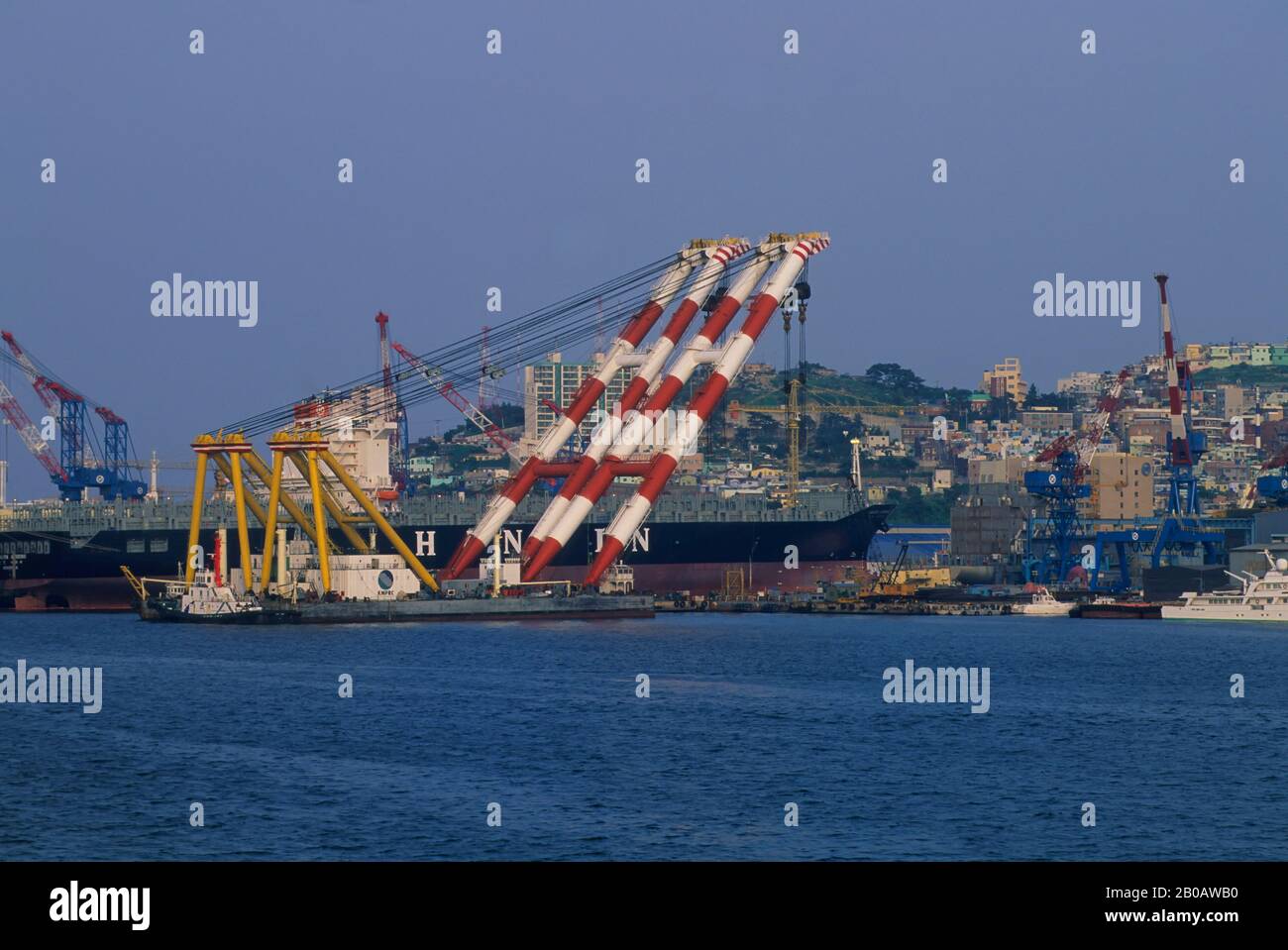 SÜDKOREA, PUSAN, HAFEN, SCHIFFE DOCKEN MIT SCHWIMMKRAN Stockfoto