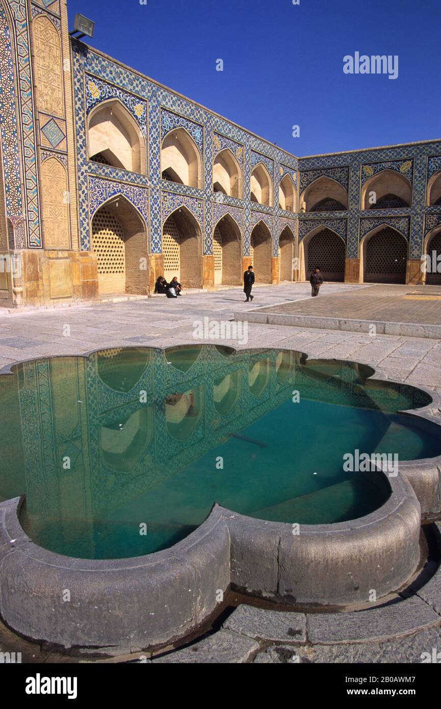 IRAN, ESFAHAN, MASJED-E JAME MOSCHEE, POOL Stockfoto