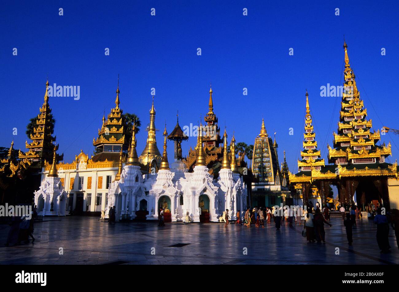 MYANMAR (BIRMA), RANGUN, SHWEDAGON PAGODE, GOLDEN STUPAS, BIRMANISCHES VOLK Stockfoto