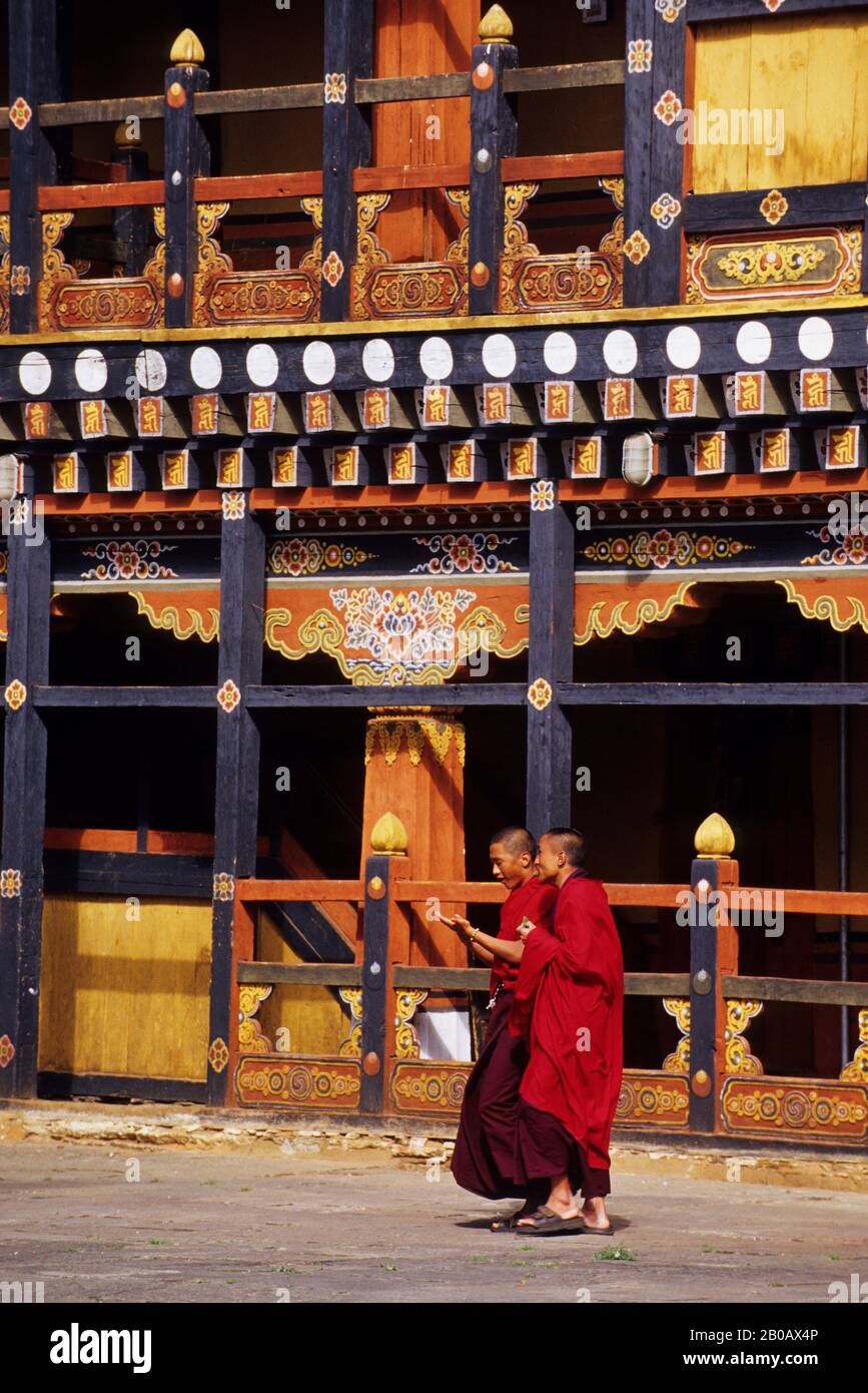BHUTAN, PARO, RINPONG DZONG, HOF, BUNT BEMALTE ARCHITEKTUR, MÖNCH Stockfoto