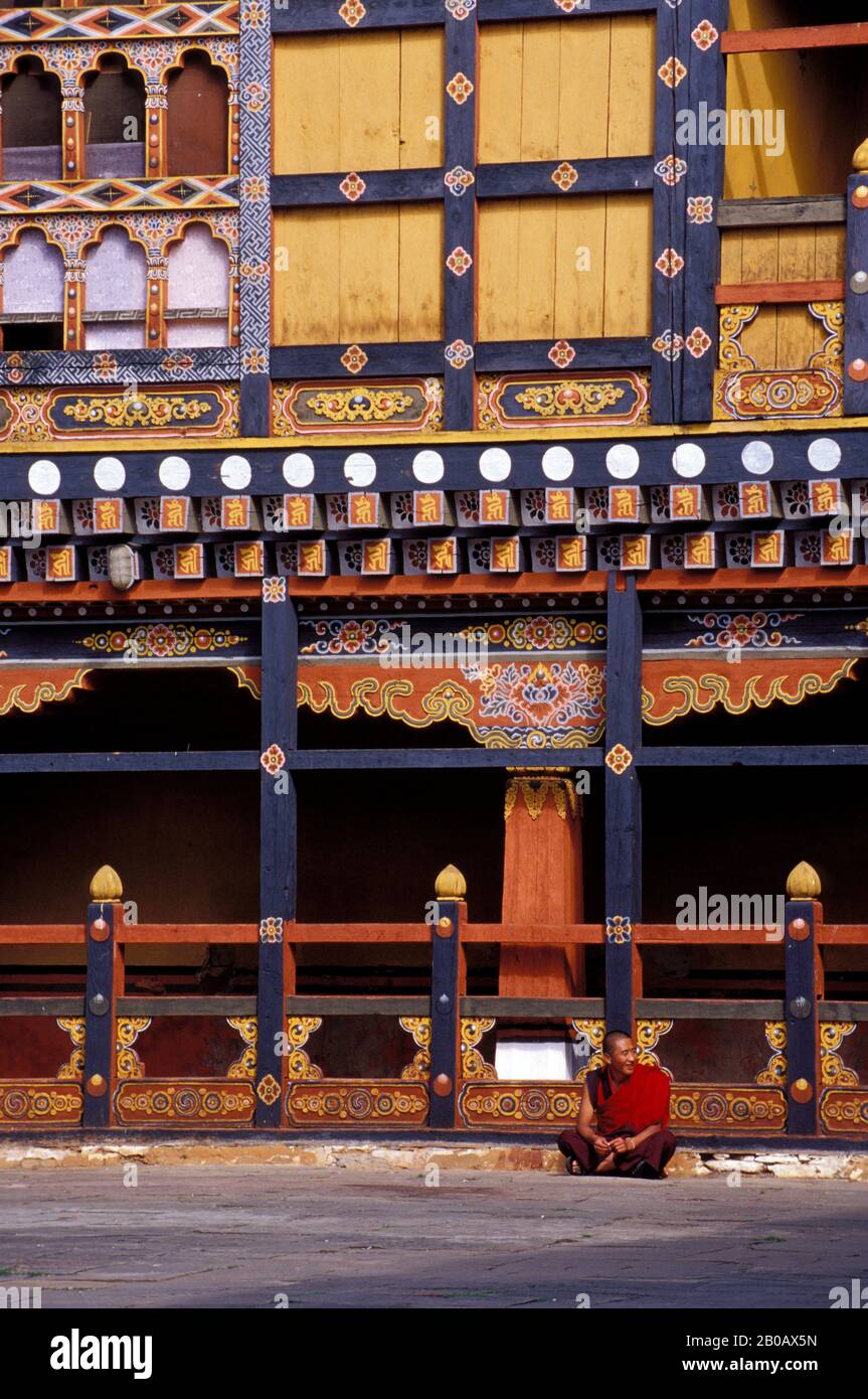 BHUTAN, PARO, RINPONG DZONG, HOF, BUNT BEMALTE ARCHITEKTUR, MÖNCH Stockfoto