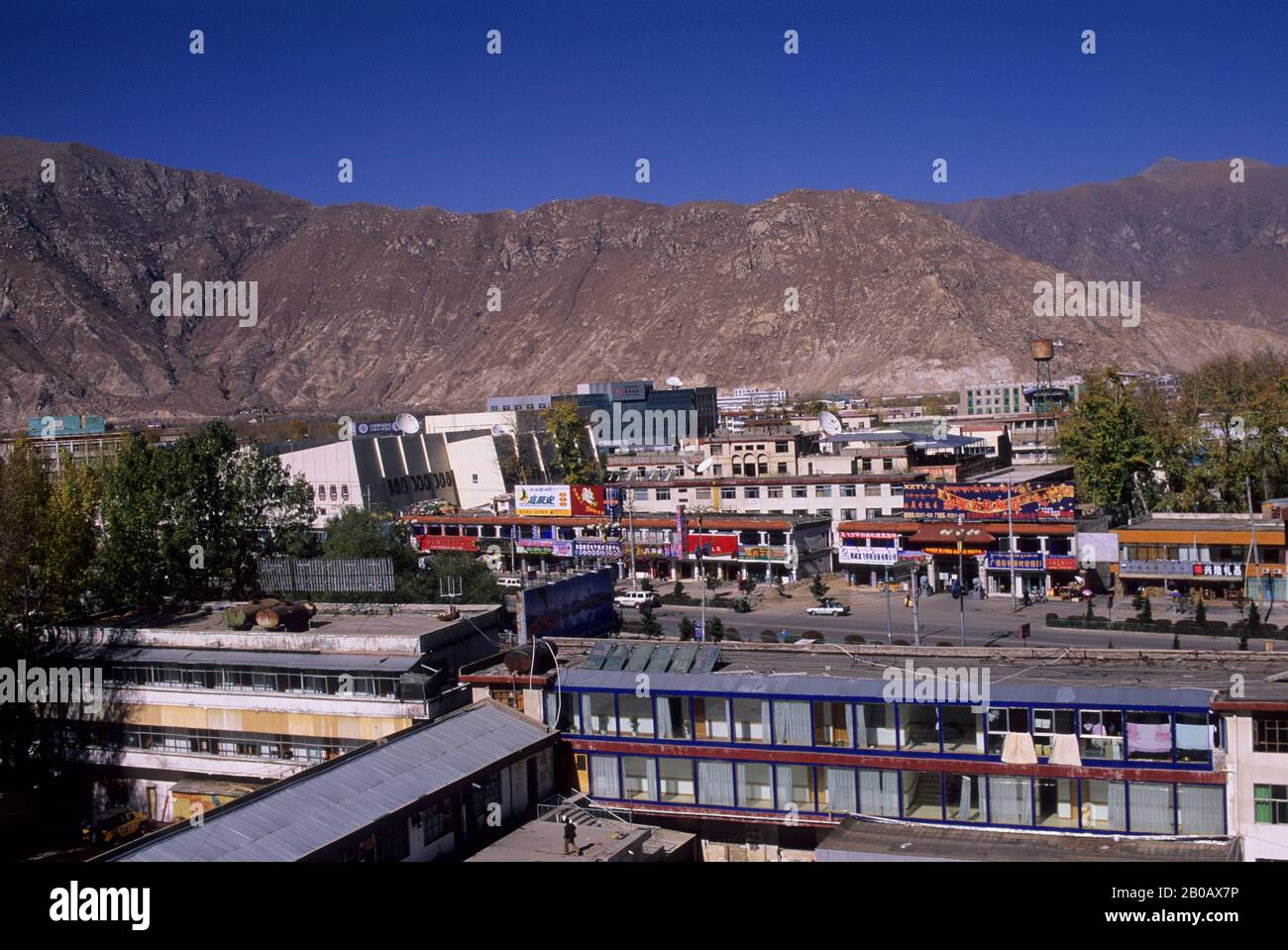 CHINA, TIBET, LHASA, ÜBERBLICK ÜBER DIE NEUE STADT Stockfoto