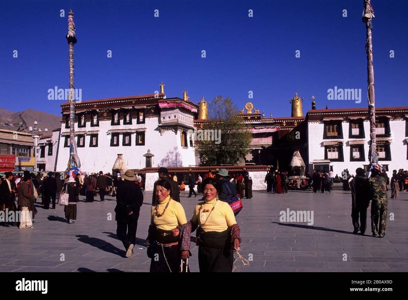 CHINA, TIBET, LHASA, BORKHAR MARKET, JOKHANG TEMPEL IM HINTERGRUND Stockfoto
