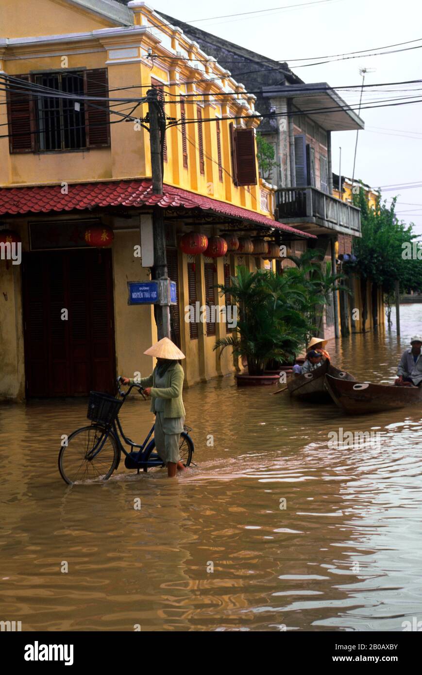 VIETNAM, HOI AN, STRASSENSZENE, ÜBERSCHWEMMTE STRASSEN NACH STARKEM REGEN Stockfoto