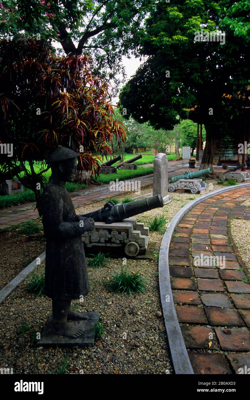 VIETNAM, HUE, ROYAL MUSEUM OF FINE ARTS (MUSEUM OF ROYAL RELICS), STATUE UND KANONE Stockfoto