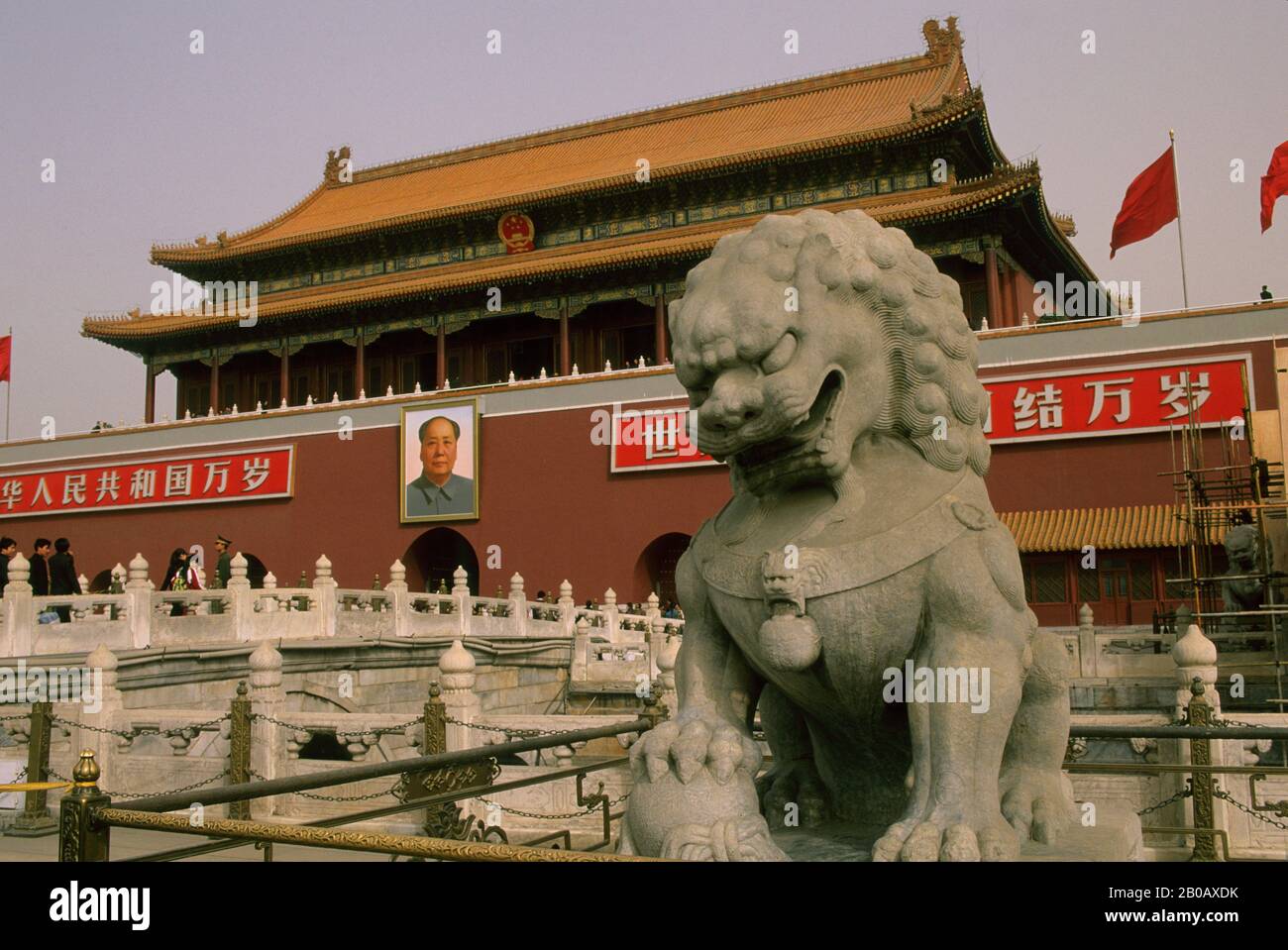 CHINA, PEKING, PLATZ DES HIMMLISCHEN FRIEDENS, BLICK AUF DAS TOR DER MÄNNER DER WU, VERBOTENE STADT, KAISERPALAST, STATUE DES LÖWEN Stockfoto