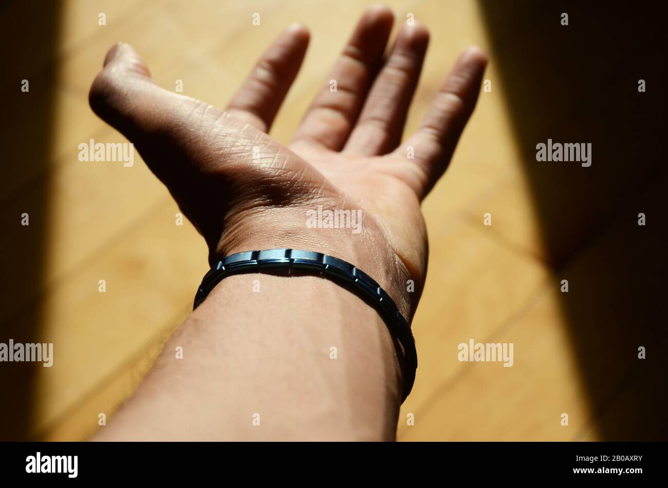 Magnetisches armband -Fotos und -Bildmaterial in hoher Auflösung – Alamy