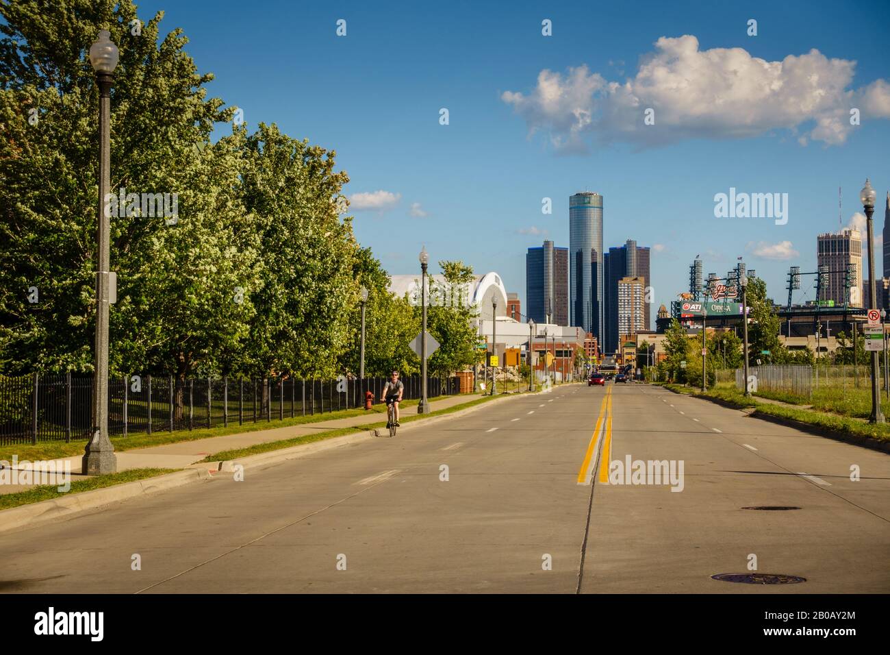 Detroit, MI, 1. August. 2015: Eine Straße durch in einem alten Stadtviertel von Detroit mit Gebäuden in der Innenstadt und Tiger Stadium im Hintergrund Stockfoto