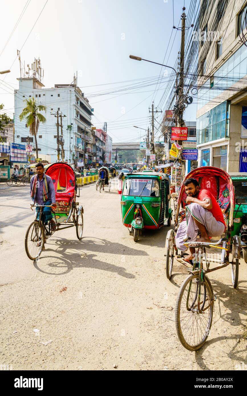 Chittagong, Bangladesch, 22. Dezember 2017: Typisches Steet-Leben mit Rikscha-Verkehr in Chittagong, Bangladesch Stockfoto
