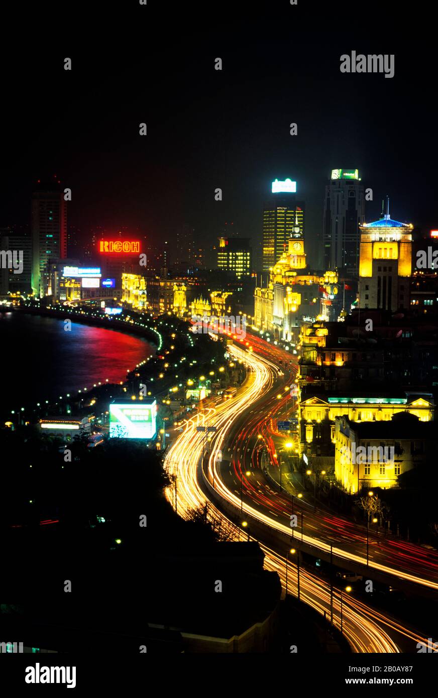 CHINA, SHANGHAI, FLUSS HUANGPU, BLICK AUF DEN BUND IN DER NACHT Stockfoto CHINA, SHANGHAI, FLUSS HUANGPU, BLICK AUF DEN BUND IN DER NACHT Stockfoto