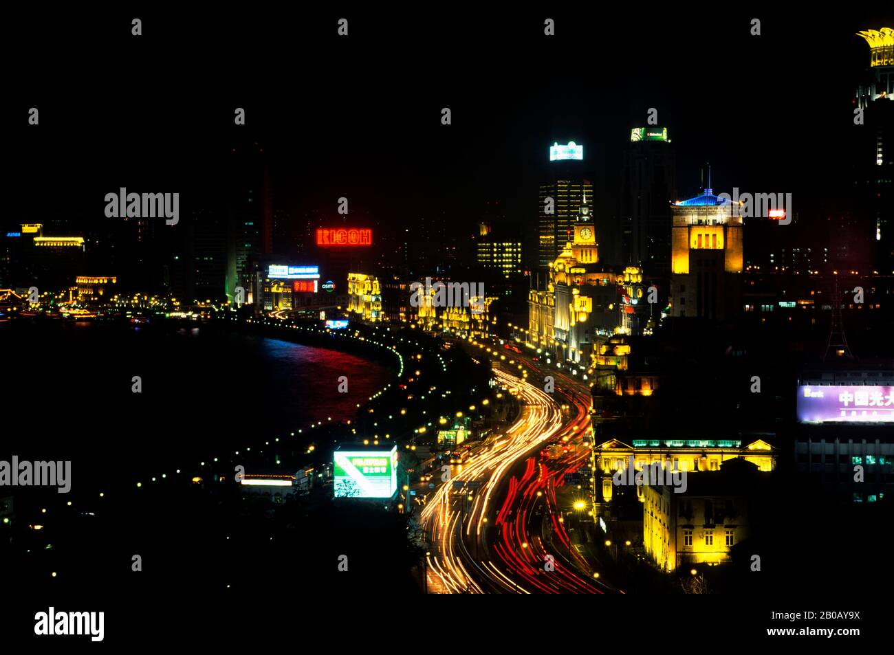 CHINA, SHANGHAI, FLUSS HUANGPU, BLICK AUF DEN BUND IN DER NACHT Stockfoto CHINA, SHANGHAI, FLUSS HUANGPU, BLICK AUF DEN BUND IN DER NACHT Stockfoto