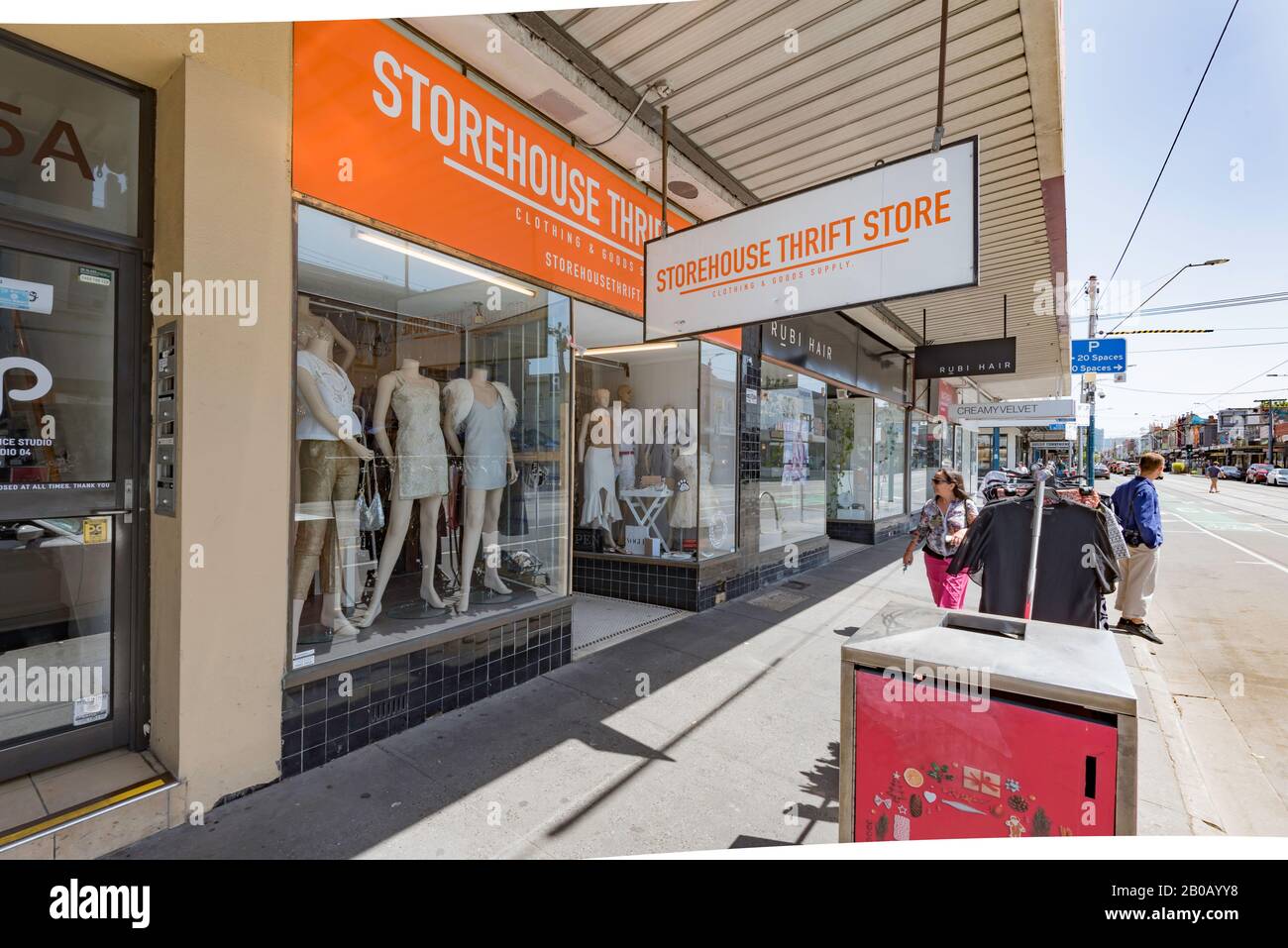 Menschen, die draußen an Kleidung vorbeigehen und Schaufensterpuppen im Fenster eines Storehouse Thrift Store in Chapel Street, Prahran, Melbourne, Australien Stockfoto
