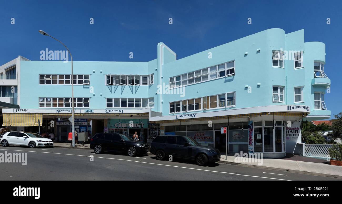 Art déco-Architektur, ein North bondi Apartmentblock mit Geschäften in einem zweistöckigen stromlinienförmigen Design mit zwei stumpfen Winkelflügeln, Sydney, Australien. Stockfoto