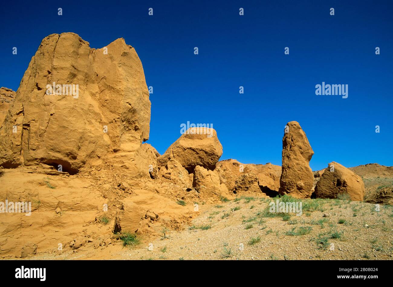 MONGOLIA, IN DER NÄHE VON DALANZADGAD, GOBI-WÜSTE, BAYANZAG, FLAMMENDE KLIPPEN, DINOSAURIER-FOSSILFUNDSTELLE Stockfoto