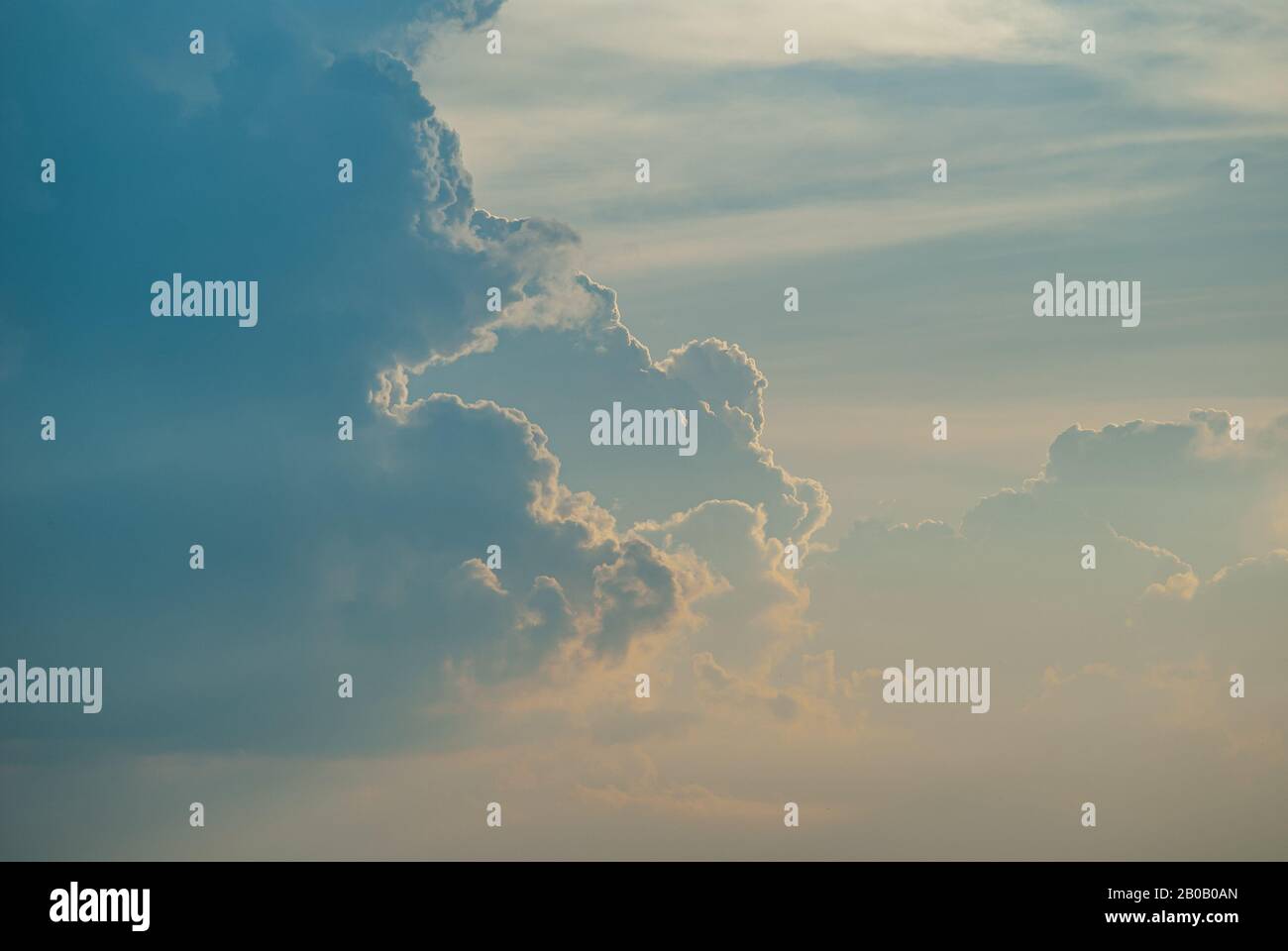 Abend Sonnenuntergang Himmel mit hellen Strahlen der Sonne und Wunderschöne bunte Wolken Stockfoto