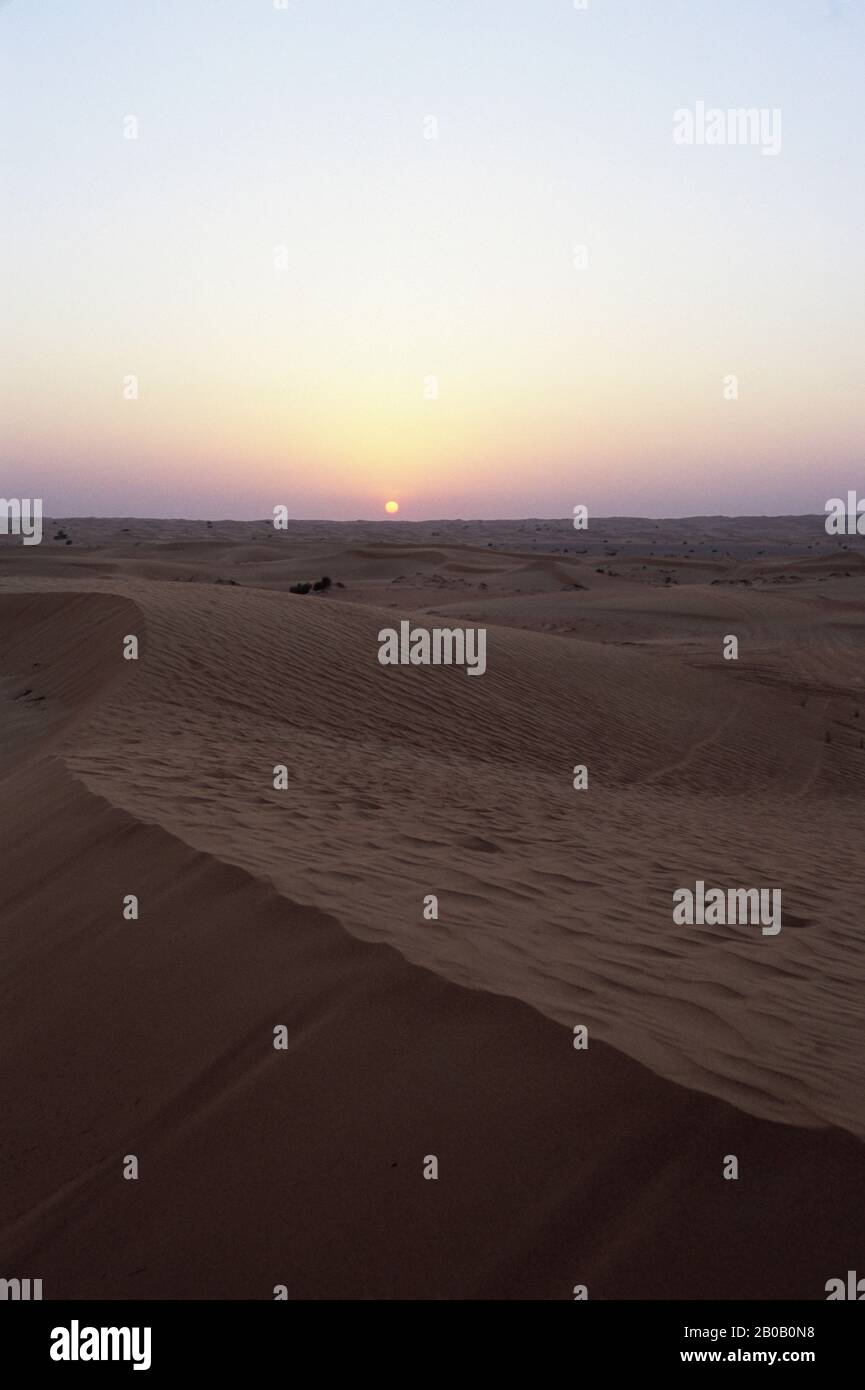 VEREINIGTE ARABISCHE EMIRATE, DUBAI, DUBAI WÜSTENSCHUTZGEBIET, SANDDÜNE, SONNENUNTERGANG Stockfoto