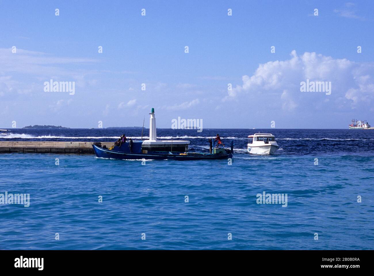 MALEDIVEN, MÄNNLICH, FISCHERBOOT IN DEN HAFEN Stockfoto
