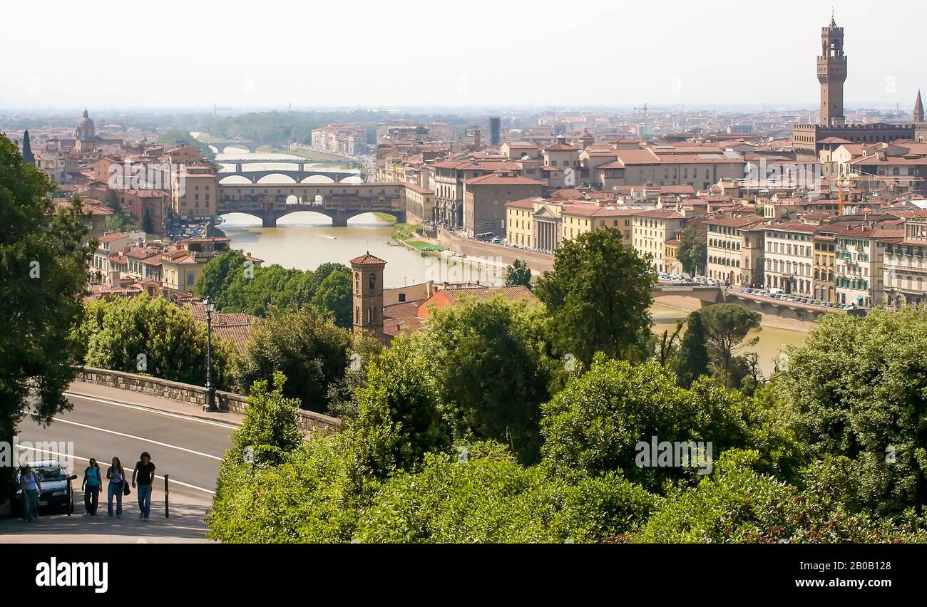 Puente Vecchio und andere Brücken über den Fluss Arno, Florenz, Toskana, Italien Stockfoto