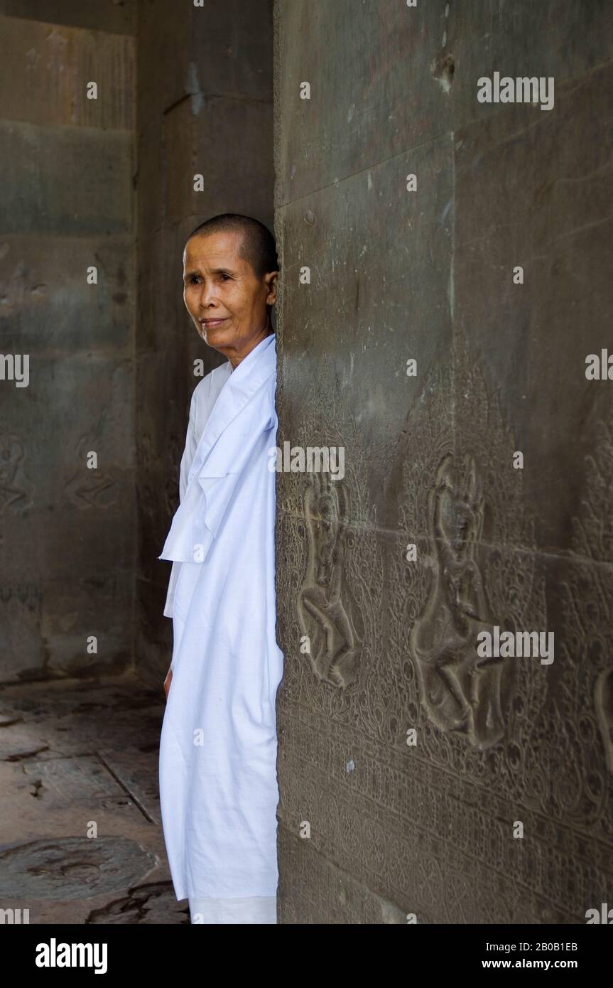 KAMBODSCHA, ANGKOR, ANGKOR WAT, GALERIE, NONNE Stockfoto
