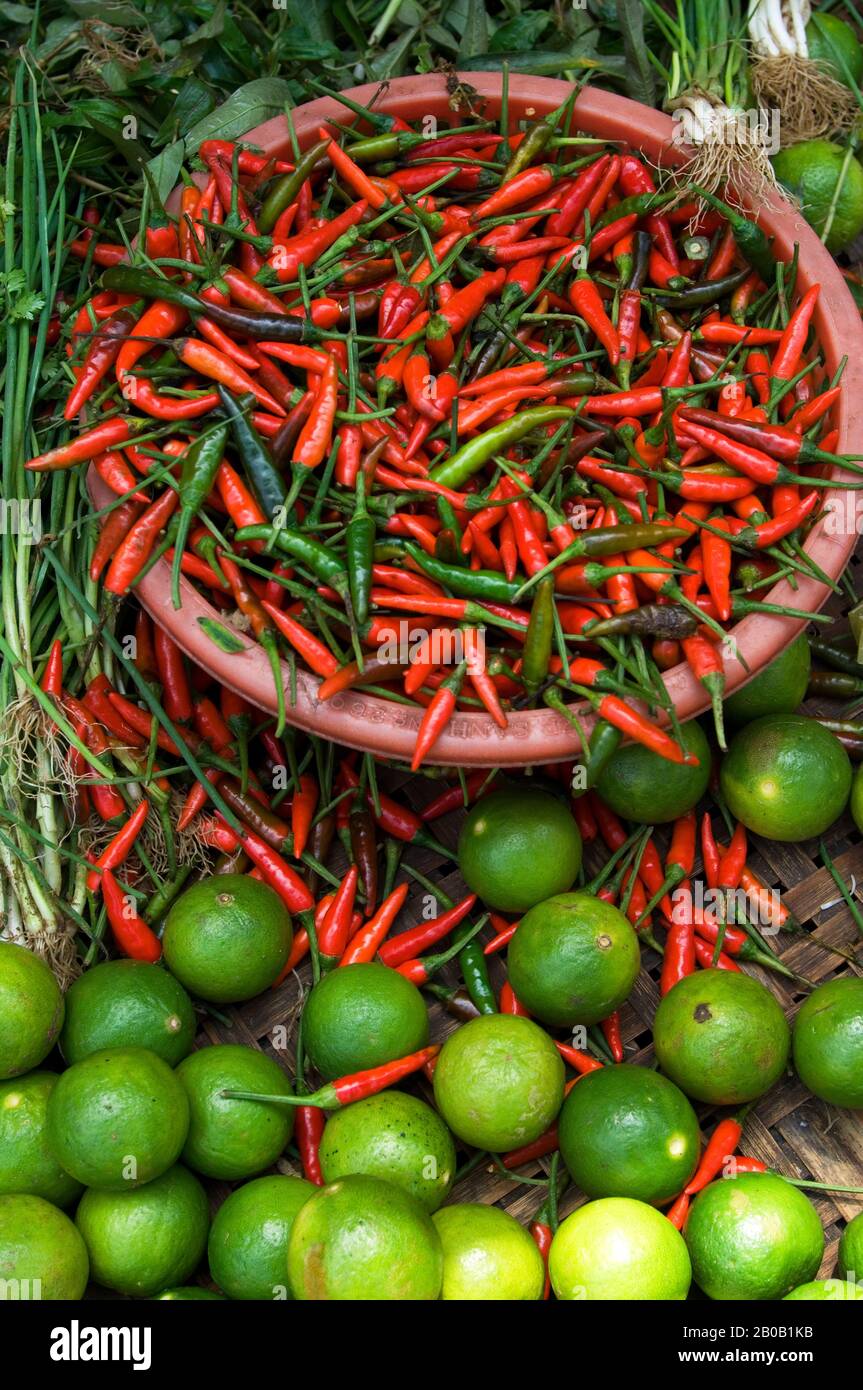 VIETNAM, HUE, MARKT, PAPRIKA UND KALK Stockfoto