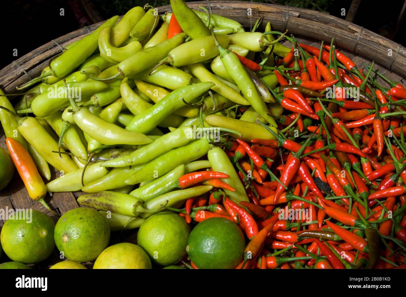 VIETNAM, HUE, MARKT, PAPRIKA UND KALK Stockfoto