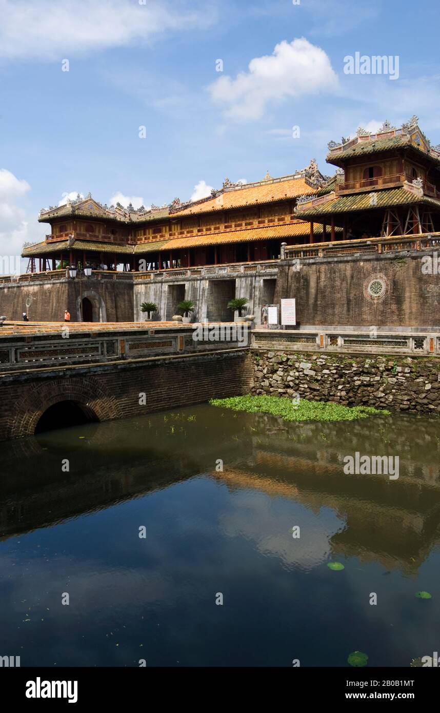 VIETNAM, HUE, ZITADELLE, BLICK AUF HAUPTTOR, WASSERGRABEN Stockfoto