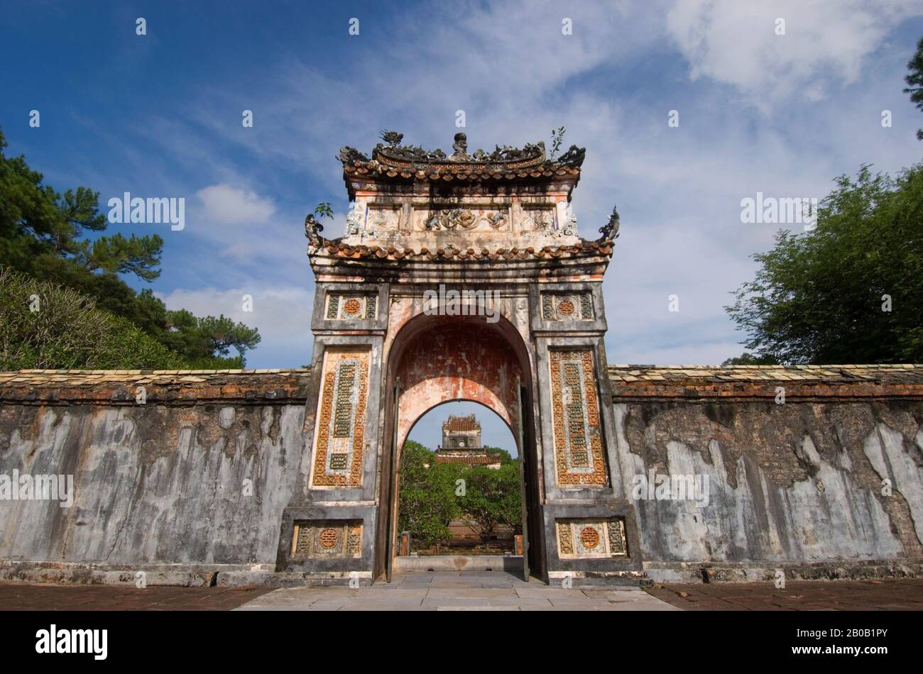 VIETNAM, HUE, GRAB DES KÖNIGS TU DUC, TOR Stockfoto