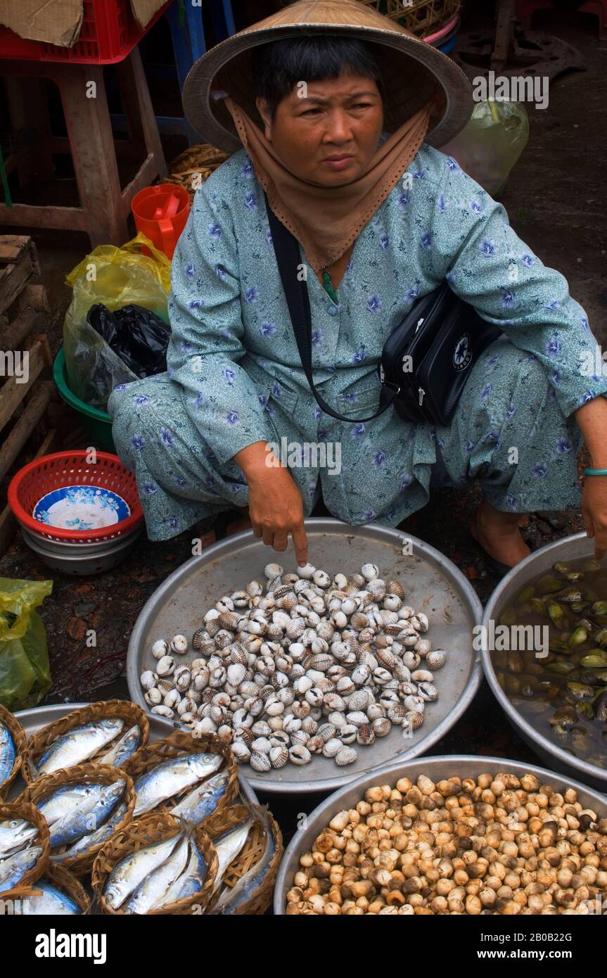 SÜDVIETNAMESEN, SAIGON (HO CHI MINH CITY), BINH TAY MARKET, MARKTSZENE, FRAU, DIE FRISCHEN FISCH UND SCHALENFISCH VERKAUFT Stockfoto