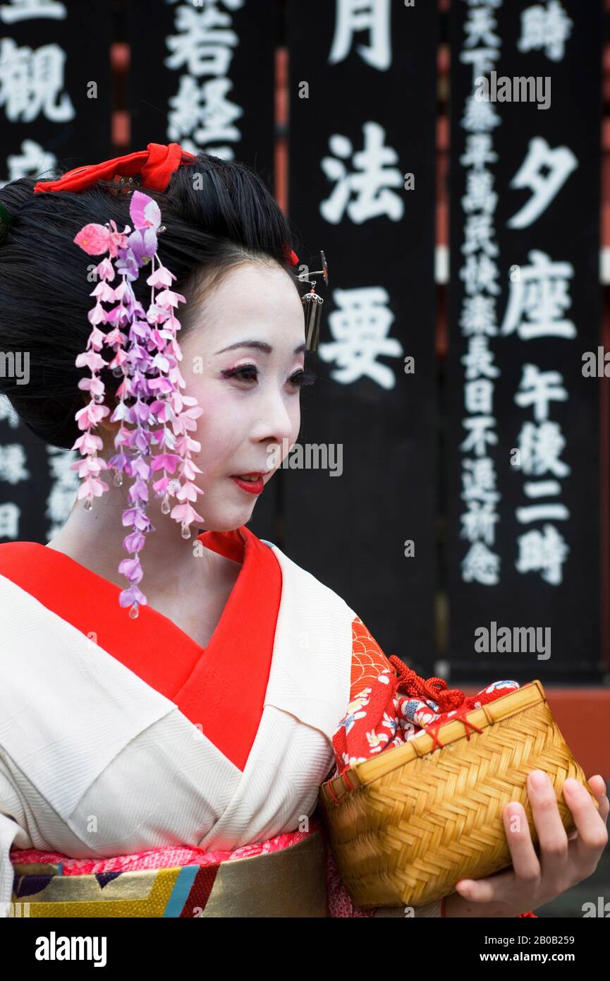 JAPAN, TOKIO, ASAKUSA SENSOJI BUDDHISTISCHER TEMPEL, GEISHA-PORTRÄT Stockfoto