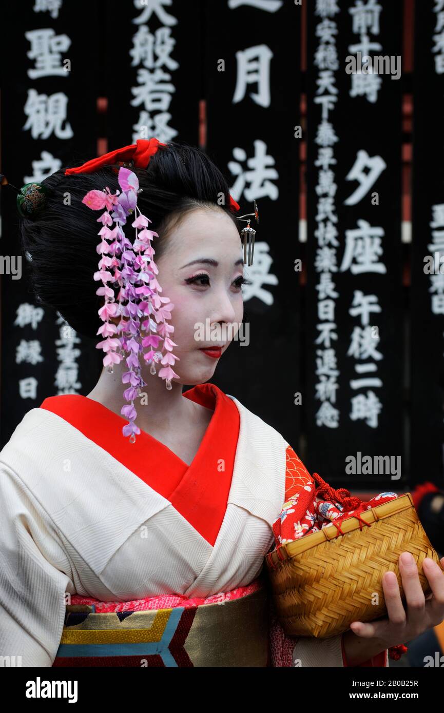 JAPAN, TOKIO, ASAKUSA SENSOJI BUDDHISTISCHER TEMPEL, GEISHA-PORTRÄT Stockfoto