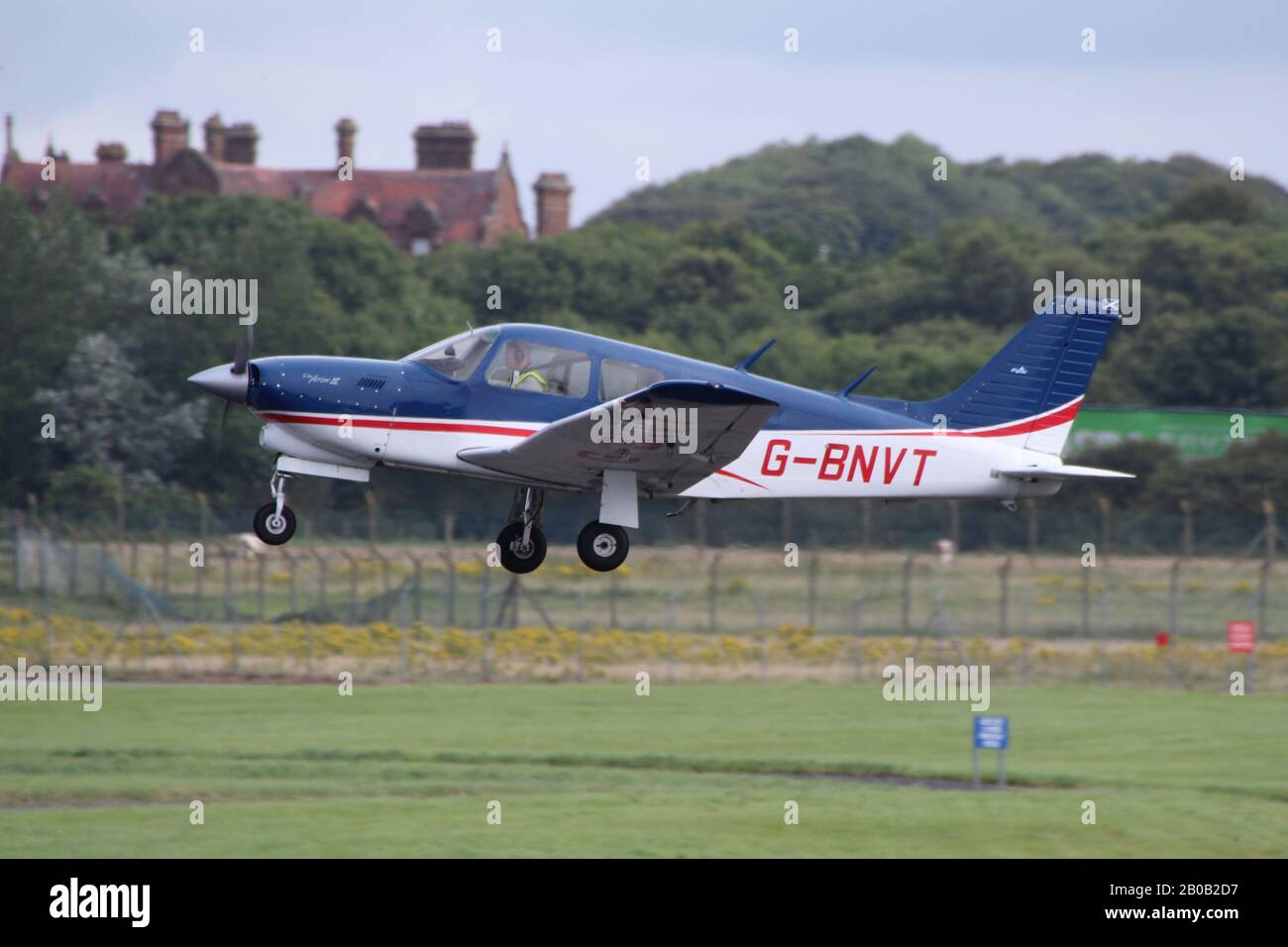 G-BNVT, eine privat geführte Piper PA-28R-201 T Turbo Cherokee Arrow III, die vom Prestwick International Airport in Ayrshire abstartet. Stockfoto