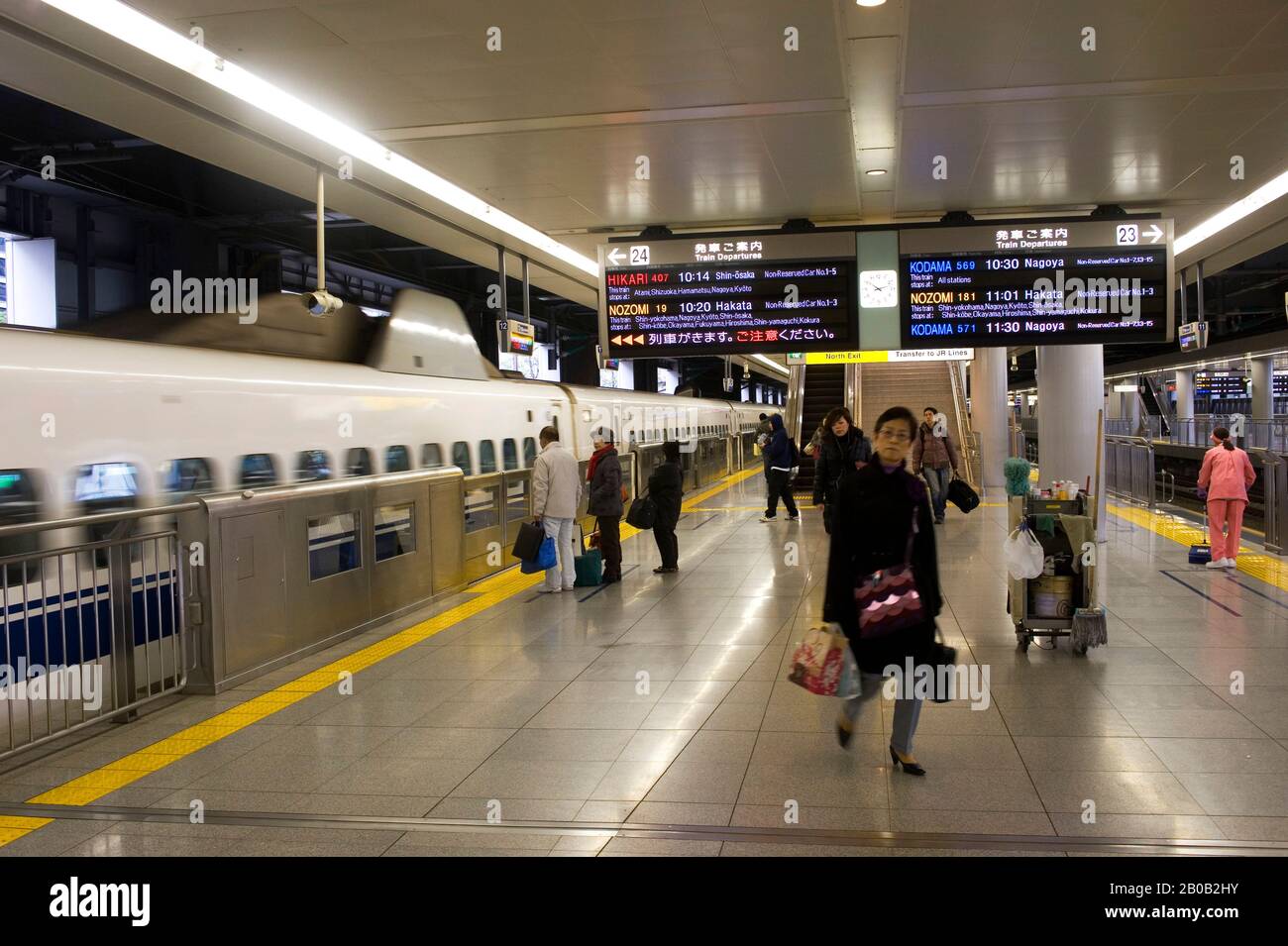 JAPAN, TOKIO, SHINKANSEN (KUGELZUG), EINSCHUSSZUG, ANSCHLAGTAFEL Stockfoto