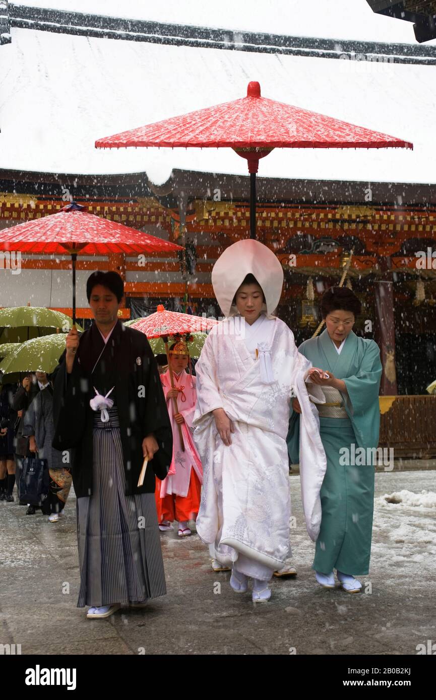 JAPAN, KYOTO, YASAKA-SCHREIN (SHINTO) IM SCHNEE, TRADITIONELLE SHINTO-HOCHZEITSFEIER Stockfoto