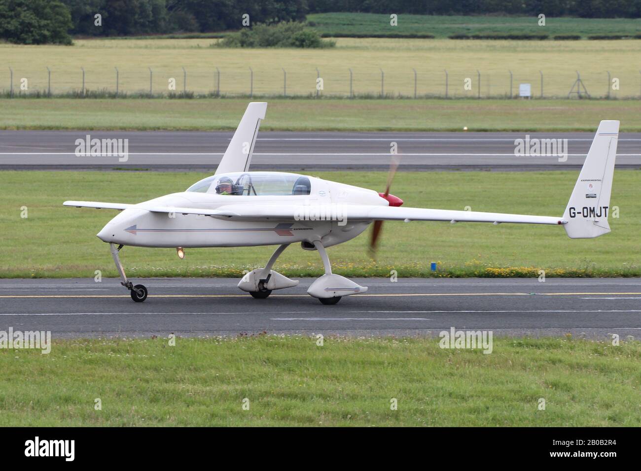 G-OMJT, ein privat geführtes Rutan Long-EZ homebuilt Flugzeug, am Internationalen Flughafen Prestwick, Ayrshire. Stockfoto