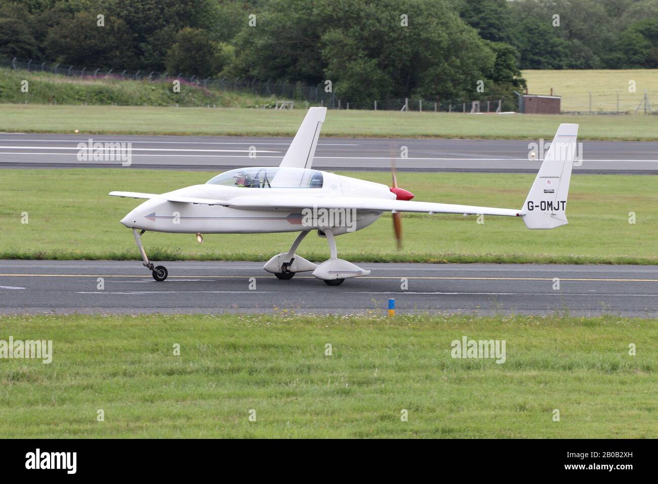 G-OMJT, ein privat geführtes Rutan Long-EZ homebuilt Flugzeug, am Internationalen Flughafen Prestwick, Ayrshire. Stockfoto