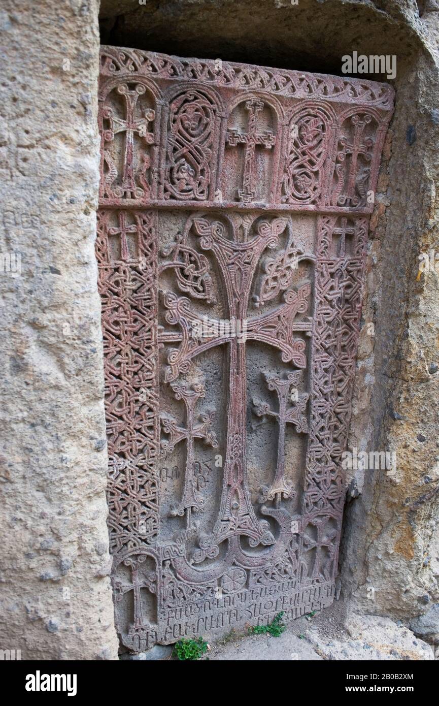 ARMENIA, IN DER NÄHE VON JEREWAN, DEM ALTEN, IN STEIN GEHAUENEN ARMENKLOSTEREI VON GEGHARD, KREUZSTEIN Stockfoto