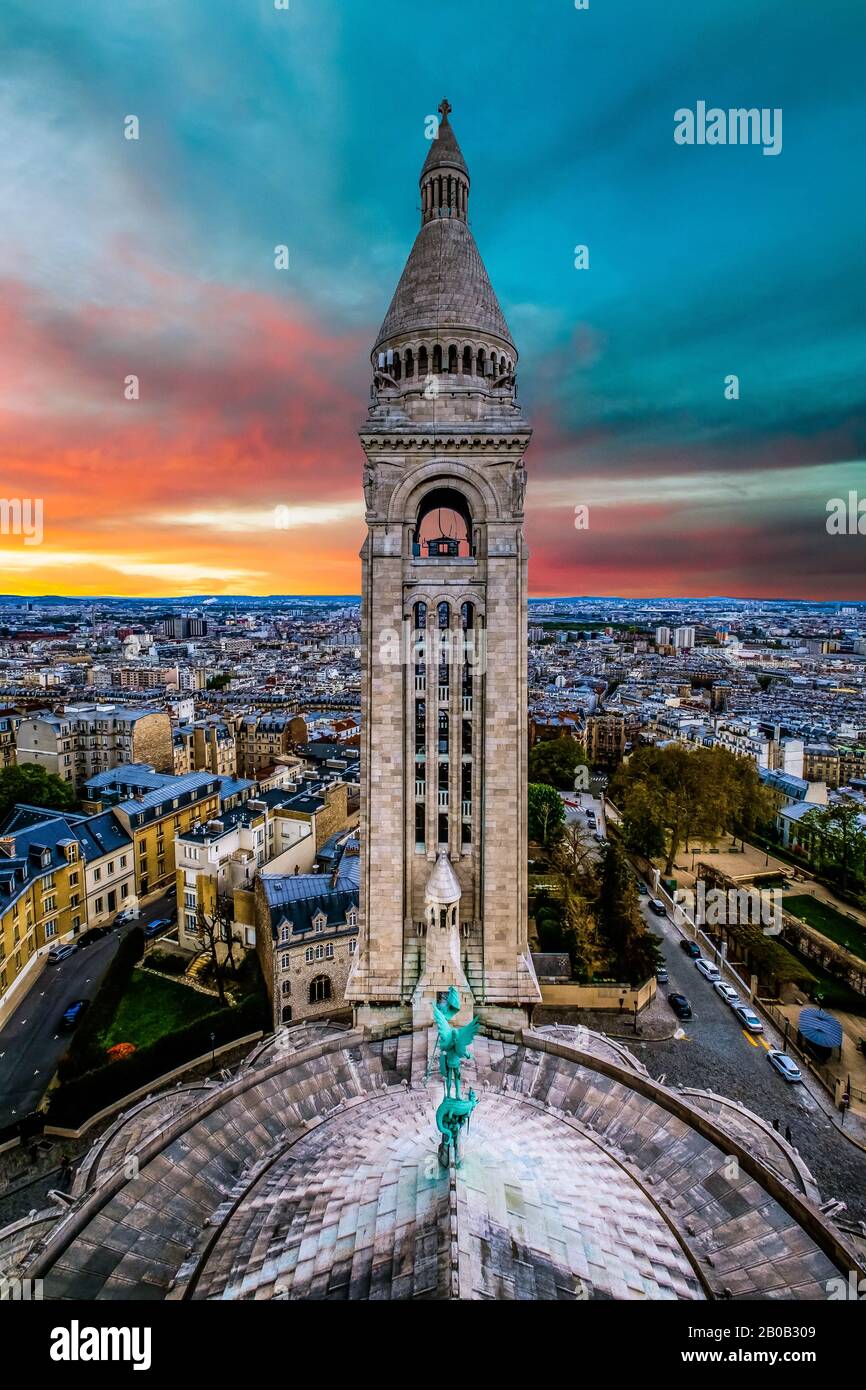 Skyline von Paris und Sacre Coeur Basilique in Montmartre bei Sonnenuntergang in Frankreich. Stockfoto