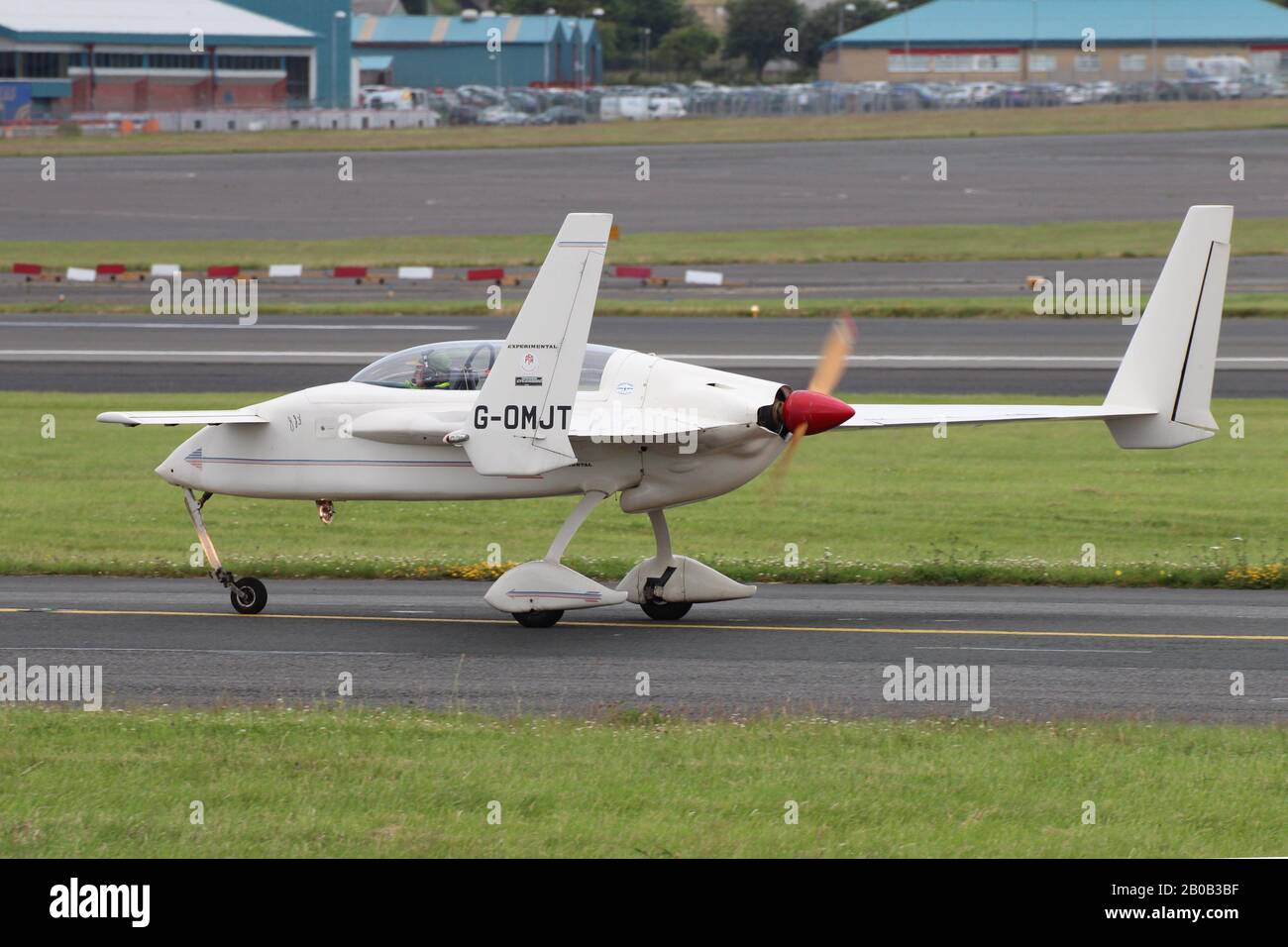 G-OMJT, ein privat geführtes Rutan Long-EZ homebuilt Flugzeug, am Internationalen Flughafen Prestwick, Ayrshire. Stockfoto