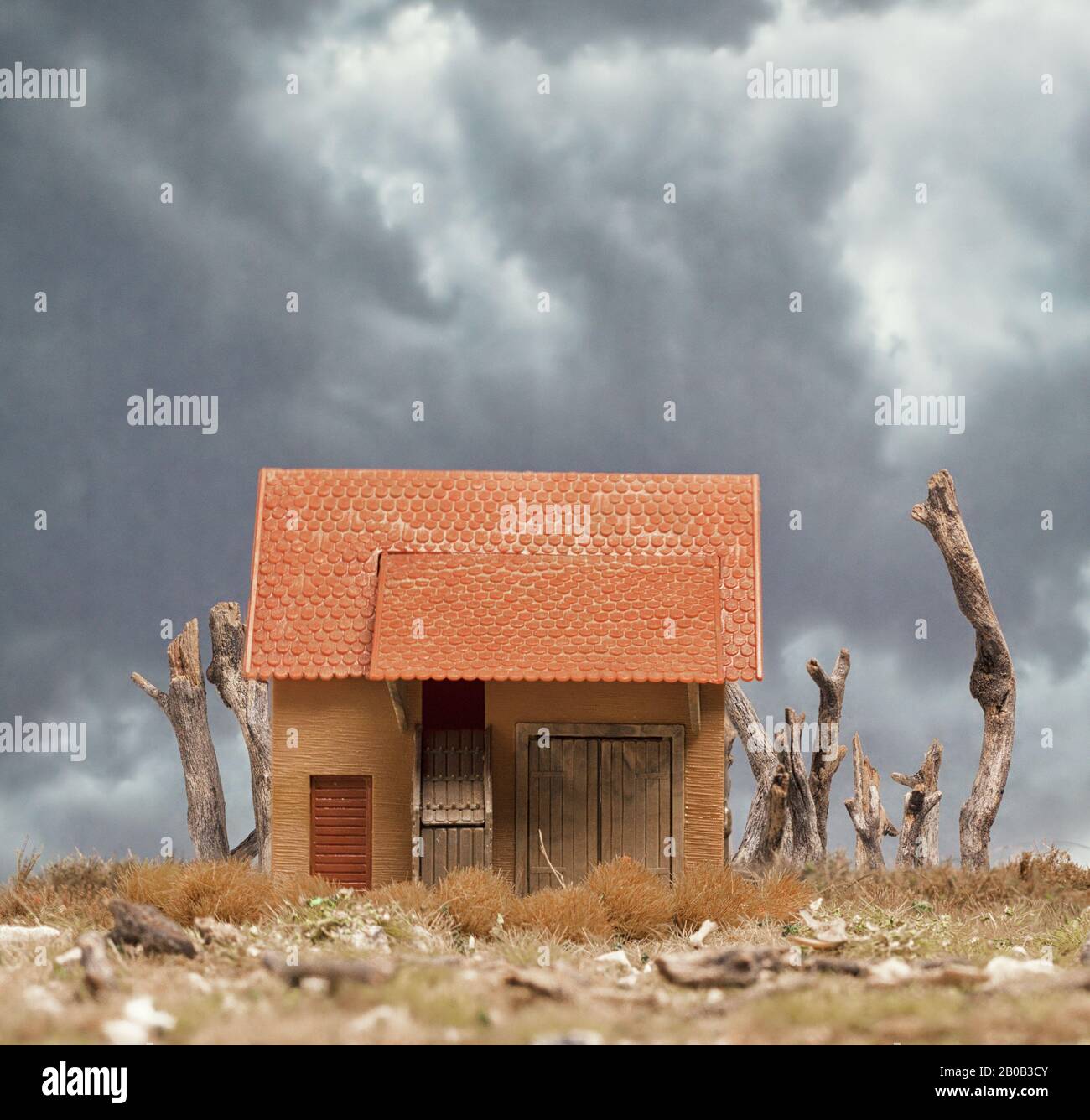 Kleines Haus in der Wüste mit Toten Baumstümpfen und Getrocknetem Gras Stockfoto